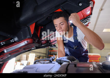 Mechaniker arbeiten auf einem Auto Stockfoto