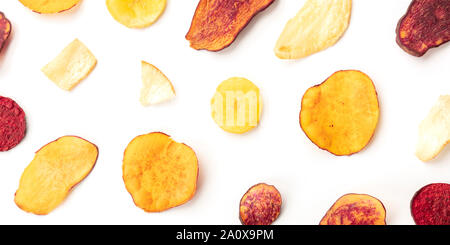 Ein Panorama von trockenen Früchte- und Gemüse Chips. Gesunden veganen Snack, ein organischer Lebensmittel flache Muster auf weißem Hintergrund legen Stockfoto