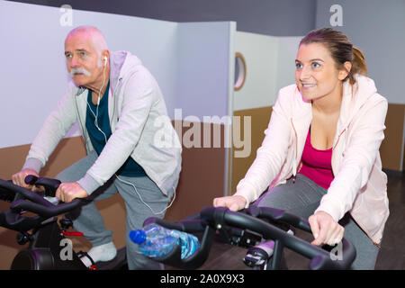 Sport Trainer leiten senior woman Stockfoto