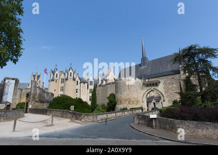 Stadt von Augustins, Frankreich. Das historische Schloss Montreuil-Bellay, mit der Pfarrkirche von Notre Dame auf der rechten Seite des Bildes. Stockfoto