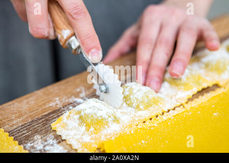 Artisan ravioli auf eine rustikale Küche Oberfläche Stockfoto