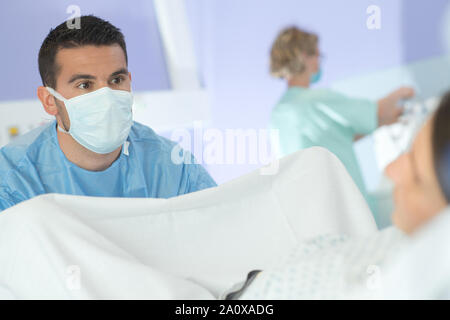 Frau bei der Geburt im Krankenhaus mit medizinischen Team Unterstützung Stockfoto