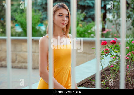 Portrait von attraktiven jungen Frau in casual gelben Kleid Tagträumen auf der Seite nachdenklich außerhalb in der Nähe von ihr Büro suchen, Bild, das von innen t Stockfoto