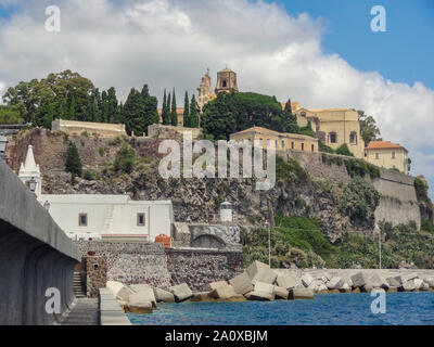 Lipari auf einer Insel Lipari, der größten der Äolischen Inseln im Tyrrhenischen Meer in der Nähe von Sizilien in Italien Stockfoto