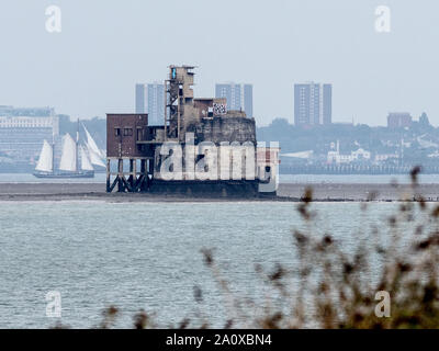 Queenborough, Kent, UK. 22. September, 2019. Zwei niederländische Tall Ships werden gesehen, vorbei an der Insel Korn fort (in den 1860er gebaut s Medway und Thames zu verteidigen), oft als "Nr. 1 der Themse". Im Bild: Dutch Tall Ship Iris. Credit: James Bell/Alamy leben Nachrichten Stockfoto