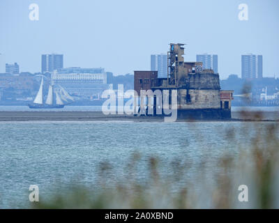 Queenborough, Kent, UK. 22. September, 2019. Zwei niederländische Tall Ships werden gesehen, vorbei an der Insel Korn fort (in den 1860er gebaut s Medway und Thames zu verteidigen), oft als "Nr. 1 der Themse". Im Bild: Tall Ship 'Twister' Segeln auf der Themse zu Meer. Credit: James Bell/Alamy leben Nachrichten Stockfoto