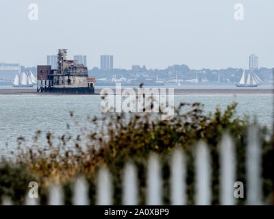 Queenborough, Kent, UK. 22. September, 2019. Zwei niederländische Tall Ships werden gesehen, vorbei an der Insel Korn fort (in den 1860er gebaut s Medway und Thames zu verteidigen), oft als "Nr. 1 der Themse". Im Bild: Tall Ships Iris (links), Twister (rechts) Quelle: James Bell/Alamy leben Nachrichten Stockfoto