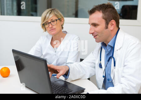 Arzt mit Tablet Patienten zu informieren. Stockfoto