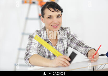 Nahaufnahme, Ansicht von fleißigen konzentrierte Professionelle happy Tischler Stockfoto