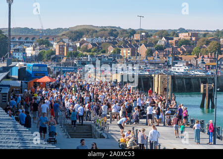 Live-Musikveranstaltung am Sonntag Folkestone Harbour, Kent, Großbritannien Stockfoto