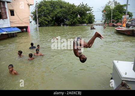 Prayagraj, Indien. 22. September 2019. September 22, 2019: Prayagraj: Kinder tauchen in die überfluteten Wasser des Flusses Ganga bei Daraganj Bereich in Prayagraj (Singapore) am Sonntag, 22. September 2019. Credit: Prabhat Kumar Verma/ZUMA Draht/Alamy leben Nachrichten Stockfoto