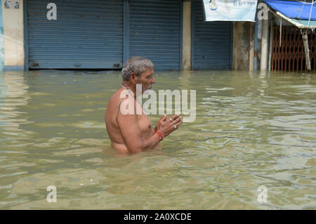 Prayagraj, Indien. 22. September 2019. September 22, 2019: Prayagraj: ein Anhänger mit Gebet im Wasser des Flusses Ganga bei Daraganj Bereich in Prayagraj (Singapore) am Sonntag, 22. September 2019. Credit: Prabhat Kumar Verma/ZUMA Draht/Alamy leben Nachrichten Stockfoto