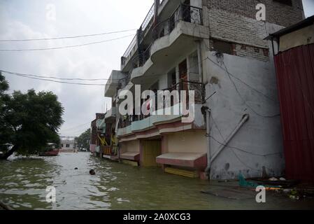 Prayagraj, Indien. 22. September 2019. September 22, 2019: Prayagraj: Ein Blick auf die Häuser überschwemmt mit überschwemmten Wasser des Flusses Ganga bei Daraganj Bereich in Prayagraj (Singapore) am Sonntag, 22. September 2019. Credit: Prabhat Kumar Verma/ZUMA Draht/Alamy leben Nachrichten Stockfoto