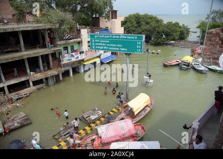 Prayagraj, Indien. 22. September 2019. September 22, 2019: Prayagraj: Ein Blick auf die Häuser überschwemmt mit überschwemmten Wasser des Flusses Ganga bei Daraganj Bereich in Prayagraj (Singapore) am Sonntag, 22. September 2019. Credit: Prabhat Kumar Verma/ZUMA Draht/Alamy leben Nachrichten Stockfoto