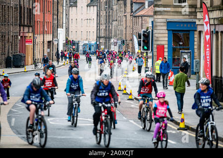 Edinburgh, Schottland. Sonntag 22. September 2019. Die Teilnehmer an der Fahrt bei der HSBC UK in Edinburgh, Schottland. Reiter genossen ein 4,5 km geschlossenen Straße Stromkreis der historische Stadt mit einem Straßenfest in den Wiesen öffentlichen Park mit Musik, Essen und Trinken, Demos und Aktivitäten eingestellt. Stockfoto