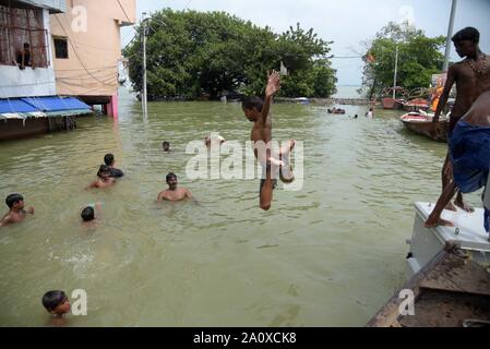 Prayagraj, Indien. 22. September 2019. September 22, 2019: Prayagraj: Kinder tauchen in die überfluteten Wasser des Flusses Ganga bei Daraganj Bereich in Prayagraj (Singapore) am Sonntag, 22. September 2019. Credit: Prabhat Kumar Verma/ZUMA Draht/Alamy leben Nachrichten Stockfoto