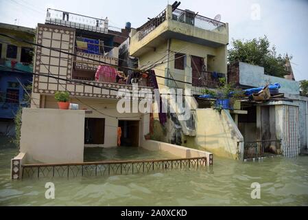 Prayagraj, Indien. 22. September 2019. September 22, 2019: Prayagraj: Ein Blick auf die Häuser überschwemmt mit überschwemmten Wasser des Flusses Ganga bei Daraganj Bereich in Prayagraj (Singapore) am Sonntag, 22. September 2019. Credit: Prabhat Kumar Verma/ZUMA Draht/Alamy leben Nachrichten Stockfoto