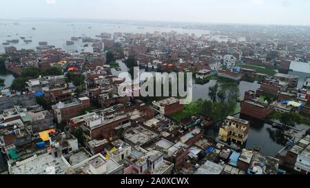 Prayagraj, Indien. 22. September 2019. September 22, 2019: Prayagraj: Ein Blick auf die Häuser überschwemmt mit überschwemmten Wasser des Flusses Ganga bei Rajapur Newada, in Prayagraj (Singapore) am Sonntag, 22. September 2019. Credit: Prabhat Kumar Verma/ZUMA Draht/Alamy leben Nachrichten Stockfoto