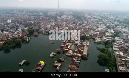 Prayagraj, Indien. 22. September 2019. September 22, 2019: Prayagraj: Ein Blick auf die Häuser überschwemmt mit überschwemmten Wasser des Flusses Ganga bei Rajapur Newada, in Prayagraj (Singapore) am Sonntag, 22. September 2019. Credit: Prabhat Kumar Verma/ZUMA Draht/Alamy leben Nachrichten Stockfoto