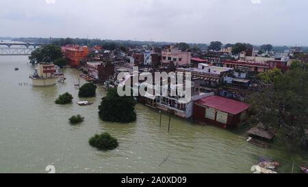 Prayagraj, Indien. 22. September 2019. September 22, 2019: Prayagraj: Ein Blick auf die Häuser überschwemmt mit überschwemmten Wasser des Flusses Ganga bei Daraganj Bereich in Prayagraj (Singapore) am Sonntag, 22. September 2019. Credit: Prabhat Kumar Verma/ZUMA Draht/Alamy leben Nachrichten Stockfoto