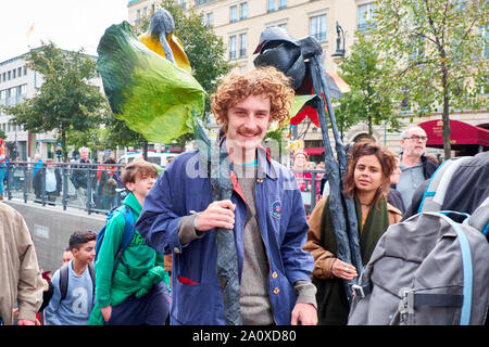 BERLIN, DEUTSCHLAND - 20. SEPTEMBER 2019: Global Climate Streik in Berlin, Deutschland, Demonstranten mit Plakaten auf einer Rallye durch das Brandenburger Tor in deutscher Sprache capit Stockfoto