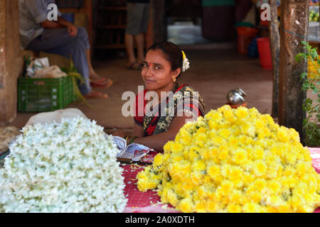 Gokarna, Karnataka, INDIEN - 09. Dezember 2018: Die Frau, die den Verkäufern von Blumen auf Straßen in Gokarna, Karnataka. Stockfoto