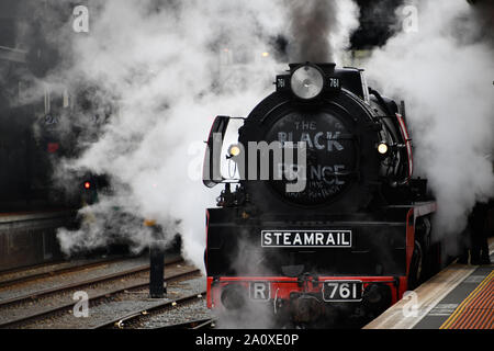 R761 Schwarz und Rot Dampflok Schwarzen Prinzen an Plattform verlassen am Bahnhof Southern Cross, Melbourne, Victoria, Australien Stockfoto