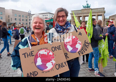 BERLIN, DEUTSCHLAND - 20. SEPTEMBER 2019: Global Climate Streik in Berlin, Deutschland, Demonstranten mit Plakaten auf einer Rallye durch das Brandenburger Tor in deutscher Sprache capit Stockfoto