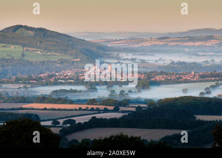 Morgennebel über Ludlow und das Haus der Tal, von Knowbury gesehen, in der Nähe von Ludlow, Shropshire Stockfoto