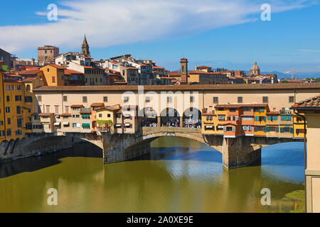 Der Ponte Vecchio Brücke über den Fluss Arno, Florenz, Italien Stockfoto