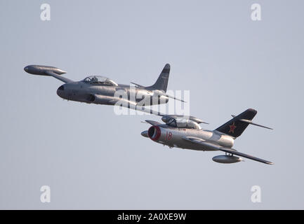 Zwei Kalten Krieges jets Flying Display am IWM Duxford 2019 die Schlacht um England air show, Cambridgeshire, England, Großbritannien Stockfoto