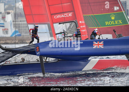 Großbritannien SailGP Team helmed von Dylan Fletcher Racing an den Start zum ersten Rennen des Tages. Renntag 3. Die endgültige SailGP Ereignis der Saison 1 in Marseille, Frankreich. Stockfoto