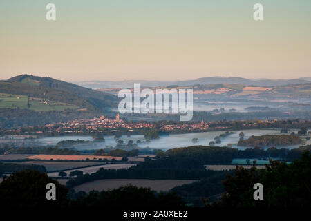 Morgennebel über Ludlow und das Haus der Tal, von Knowbury gesehen, in der Nähe von Ludlow, Shropshire Stockfoto