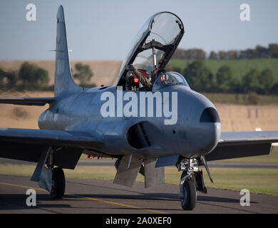 Kalter Krieg Shooting Star Jet Flying Display am IWM Duxford 2019 die Schlacht um England air show, Cambridgeshire, England, Großbritannien Stockfoto