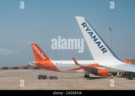 Teneriffa, Spanien, August 2019: Ryanair und Easyjet Flugzeugen. Beide Fluggesellschaften konkurrieren für low cost Flüge. Stockfoto