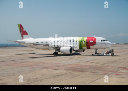 Teneriffa, Spanien, August 2019: Flugzeug der Fluggesellschaft TAP Air Portugal auf der Landebahn Stockfoto