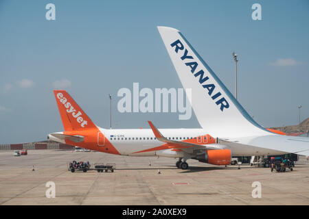 Teneriffa, Spanien, August 2019: Ryanair und Easyjet Flugzeugen. Beide Fluggesellschaften konkurrieren für low cost Flüge. Stockfoto