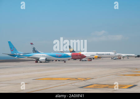 Teneriffa, Spanien, August 2019: Flugzeuge der Fluggesellschaft Thomas Cook Tui und Norwegisch und auf der Landebahn Stockfoto