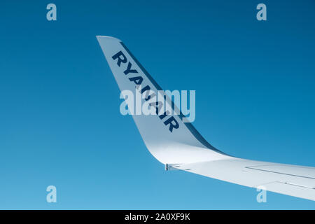 Teneriffa, Spanien, August 2019: Ryanair Logo auf Flugzeugflügel. Ryanair ist eine Low Cost Fluggesellschaft Stockfoto