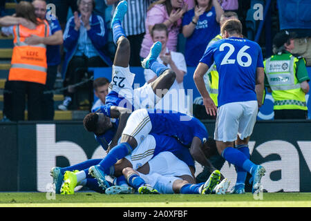 LEICESTER, ENGLAND - 21. SEPTEMBER: James Maddison, von Leicester City feiern Sie mit er Teamkollegen Demarai Grau, Ricardo Pereira und Wilfred Ndidi nach dem Scoring Ziel während der Premier League Match zwischen Leicester City und Tottenham Hotspur für die King Power Stadion am 21. September 2019 in Leicester, Vereinigtes Königreich. (Foto von Sebastian Frej/MB Medien) Stockfoto