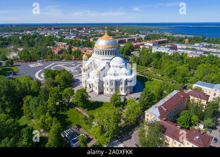 Blick auf St. Nikolaus Marine Kathedrale an einem sonnigen Juni Tag (geschossen von einem quadcopter). Kronstadt, Russland Stockfoto