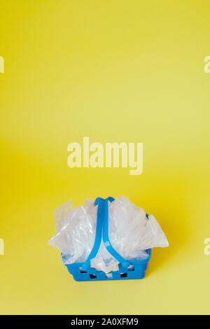Polyäthylenbeutel im Warenkorb auf gelben Hintergrund. Stockfoto