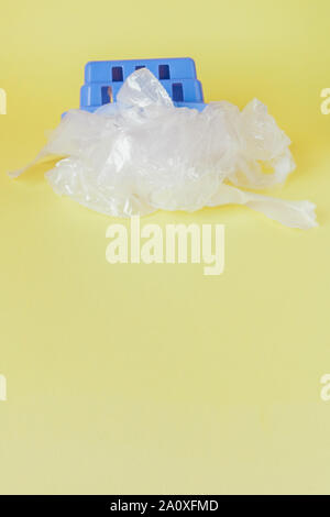 Polyäthylenbeutel im Warenkorb auf gelben Hintergrund. Stockfoto