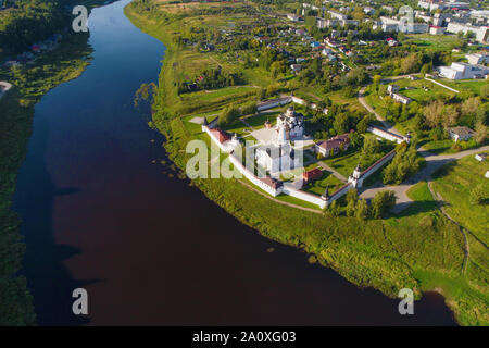 Blick von den Höhen des Staritsky Heiligen Himmelfahrt Kloster an einem Sommertag (Luftaufnahmen). Tver Gebiet, Russland Stockfoto