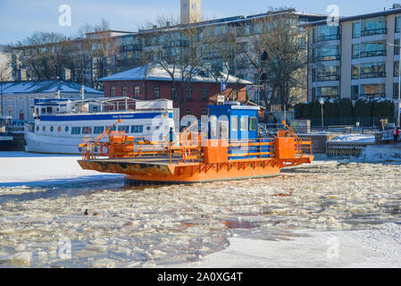 TURKU, FINNLAND - 23. FEBRUAR 2018: Die alte Stadt Fähre Fiori' auf der Winter Fluss Aura Stockfoto