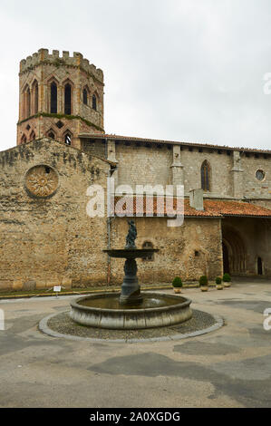 Platz mit Brunnen vor den Toren der Kathedrale Saint-Lizier historisches Denkmal (Saint-Lizier, Ariège, Royal, Pyrenäen, Frankreich) Stockfoto