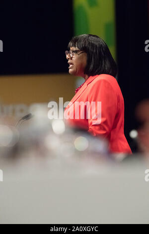 Brighton, UK. 22. September 2019. Diane Abbott M.P. Schatten Home Secretary sprechen auf der Bühne über den Wiederaufbau der öffentlichen Dienstleistungen von der Labour Party, jährliche Konferenz 2019 Credit: Alan Beastall/Alamy Leben Nachrichten. Stockfoto