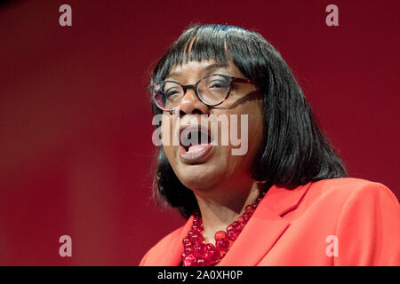 Brighton, UK. 22. September 2019. Diane Abbott M.P. Schatten Home Secretary sprechen auf der Bühne über den Wiederaufbau der öffentlichen Dienstleistungen von der Labour Party, jährliche Konferenz 2019 Credit: Alan Beastall/Alamy Leben Nachrichten. Stockfoto