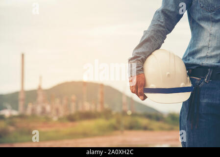 Engineering Arbeiten auf der Baustelle und die gelben Schutzhelm Schutzhelm. Bau Konzept. Stockfoto