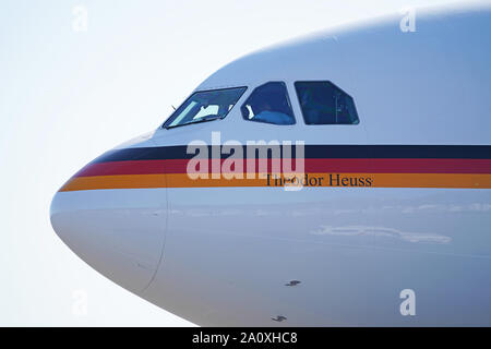 Deutschland. 22 Sep, 2019. Ein Airbus 340 der Air Force steht auf dem Flughafen Tegel, militärischen Teil. Die Kanzlerin reist mit der Airbus nach New York in den USA auf dem UN-Klimagipfel. Kurz danach, der Verteidigungsminister fliegt nach Washington zu politischen Gesprächen mit einem Truppentransporter, der Luftwaffe Airbus A310. Credit: Kay Nietfeld/dpa/Alamy leben Nachrichten Stockfoto